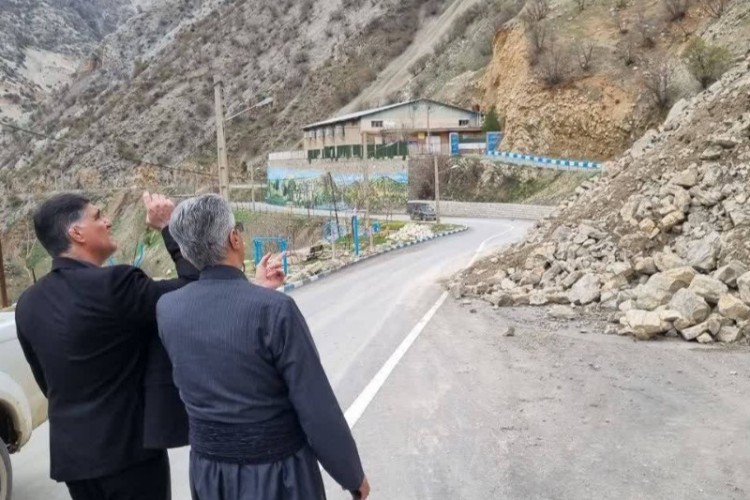 بازدید میدانی فرماندار پاوه از کانون‌های رانش و ریزش سنگ در بخش باینگان