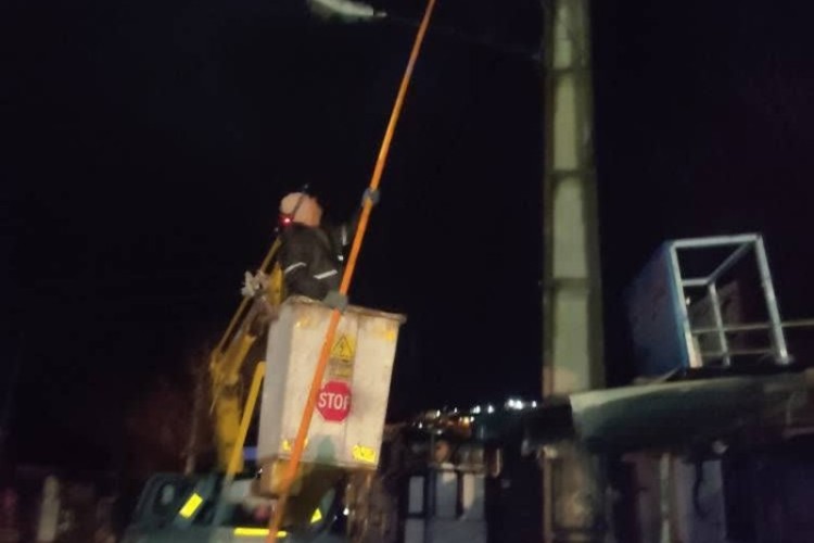 بخشی از فیدرهای برق پاوه وصل شد؛ رفع قطعی در ضلع جنوبی فیدر خانقاه ادامه دارد