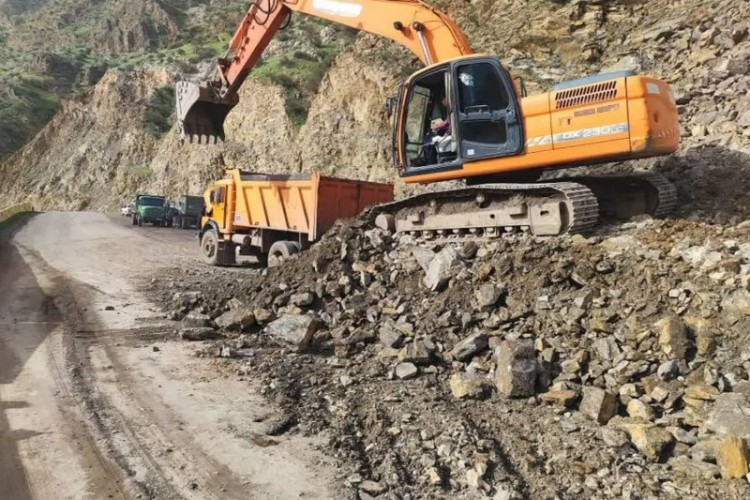 محورهای مواصلاتی پاوه پس از انسداد، بازگشایی شدند/ هشدار برای تردد با احتیاط