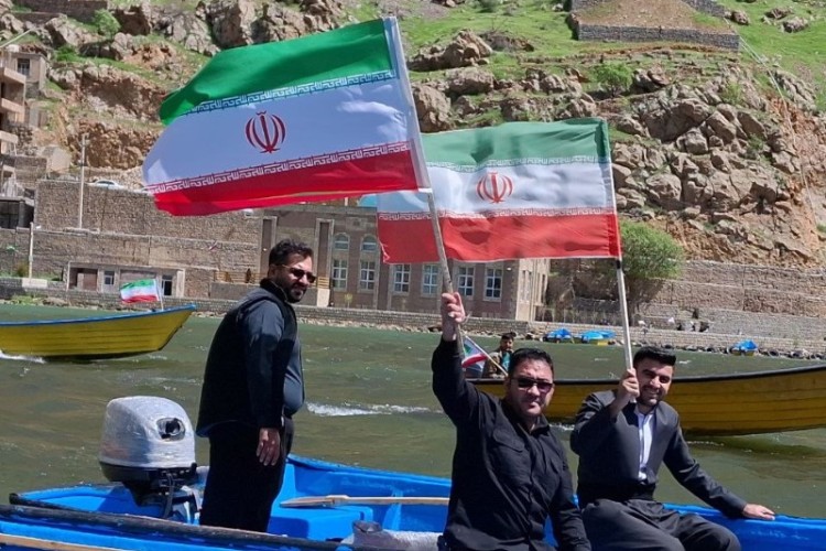 طنین اقتدار از اورامانات تا خلیج‌فارس/ رژه شناورهای مردمی در «هجیج» به یاد شهدای نیروی دریایی و حمایت از انقلاب و رهبری ‌