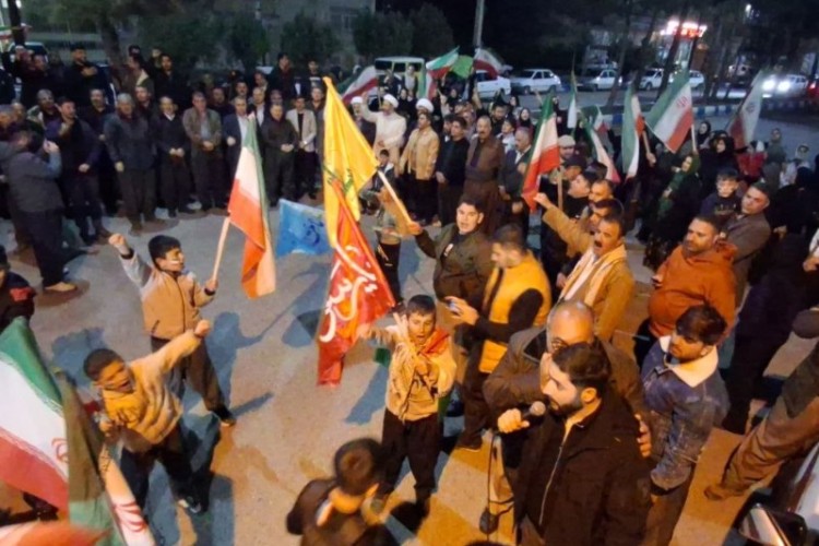 تجمع مردم پاوه در خیابان ها در چهل و چهارمین شب متوالی