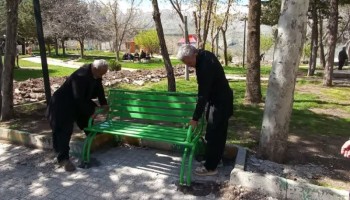 نوسازی مبلمان شهری با هدف تکریم شهروندان؛ ۲۰ نیمکت جدید در سطح شهر نصب شد