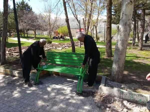 نوسازی مبلمان شهری با هدف تکریم شهروندان؛ ۲۰ نیمکت جدید در سطح شهر نصب شد