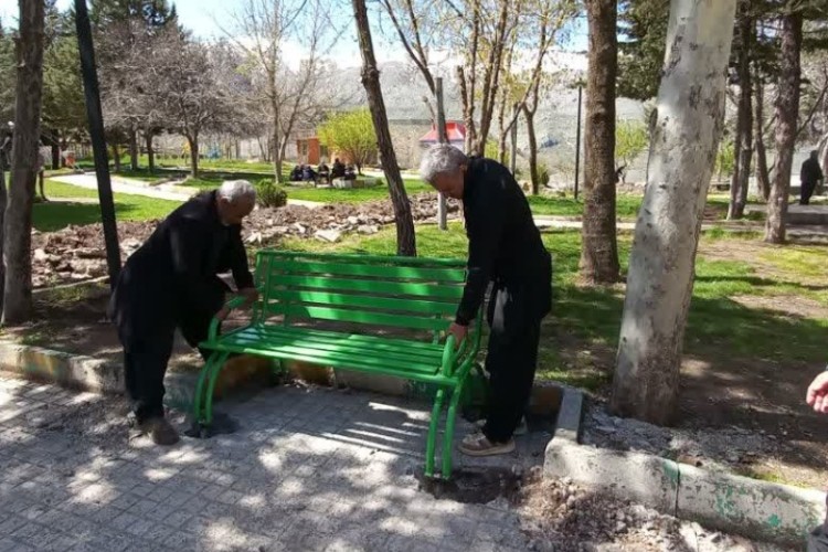 نوسازی مبلمان شهری با هدف تکریم شهروندان؛ ۲۰ نیمکت جدید در سطح شهر نصب شد