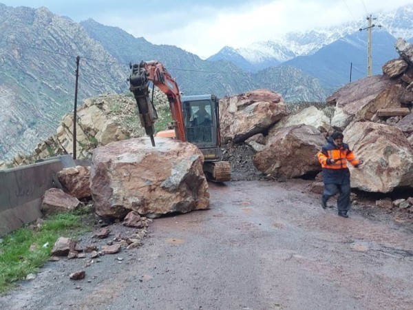 عملیات ریزش‌برداری در ۱۲ نقطه از محورهای مواصلاتی پاوه