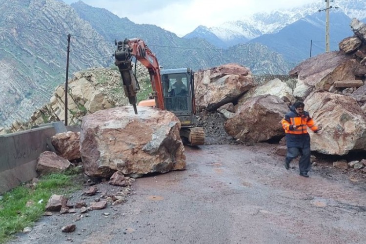 عملیات ریزش‌برداری در ۱۲ نقطه از محورهای مواصلاتی پاوه