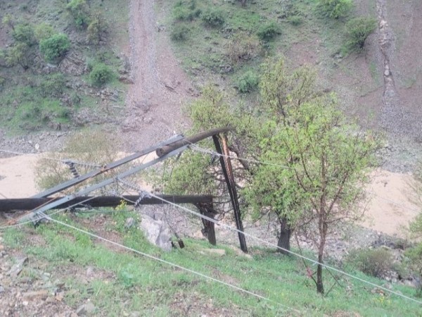 رانش زمین قطعی برق باینگان را در پی داشت / پایداری شبکه برق باینگان پس از رانش زمین