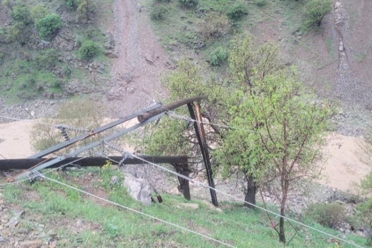 رانش زمین قطعی برق باینگان را در پی داشت / پایداری شبکه برق باینگان پس از رانش زمین