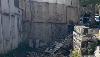 هشداری که جدی گرفته نشد/ سقوط کامل دیوار در مجاورت پمپ‌بنزین پاوه پس از ۱۰ روز بی‌توجهی