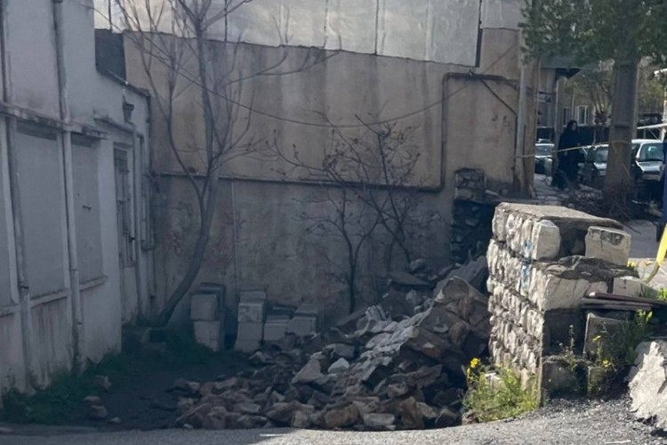 هشداری که جدی گرفته نشد/ سقوط کامل دیوار در مجاورت پمپ‌بنزین پاوه پس از ۱۰ روز بی‌توجهی