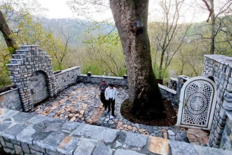 تلاقی طبیعت و معنویت در اورامانات؛ بازدید فرماندار پاوه از نخستین مسجد روباز کشور