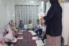 معلمی که کلاس درسش را در دلِ مغازه چید/ وقتی عشق به دانش، دیوارها را می‌شکند!