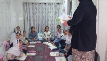 معلمی که کلاس درسش را در دلِ مغازه چید/ وقتی عشق به دانش، دیوارها را می‌شکند!