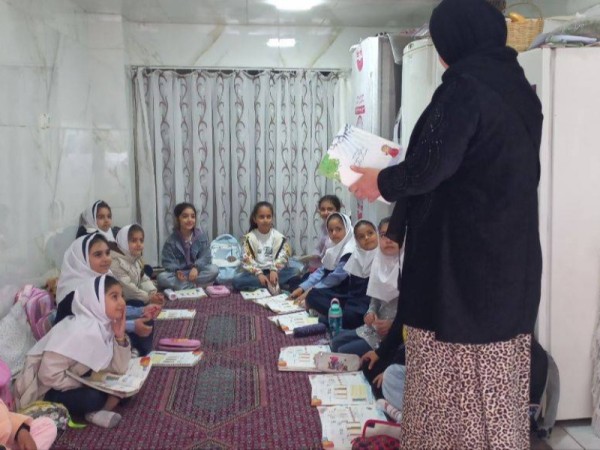 معلمی که کلاس درسش را در دلِ مغازه چید/ وقتی عشق به دانش، دیوارها را می‌شکند!