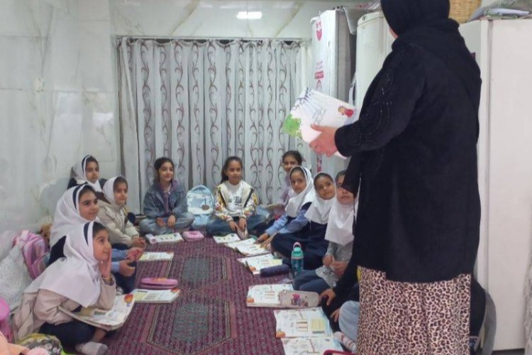 معلمی که کلاس درسش را در دلِ مغازه چید/ وقتی عشق به دانش، دیوارها را می‌شکند!