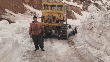 تداوم برف‌روبی محور «پیاز دول» شاهو در آستانه نیمه اردیبهشت
