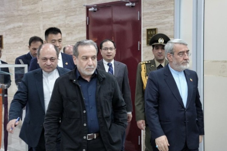 عراقچی با پوششی متفاوت وارد پکن شد/ تصاویر