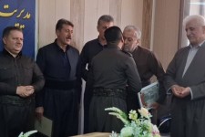 قاب ماندگار قدرشناسی در دیار پاوه/ وقتی «مدیر» در برابر «آموزگار» خود زانو زد