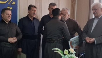 قاب ماندگار قدرشناسی در دیار پاوه/ وقتی «مدیر» در برابر «آموزگار» خود زانو زد