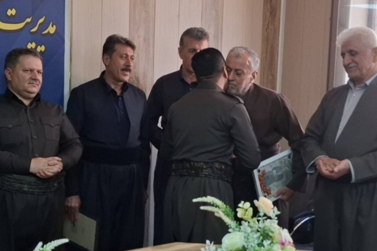 قاب ماندگار قدرشناسی در دیار پاوه/ وقتی «مدیر» در برابر «آموزگار» خود زانو زد