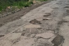 چاله‌های جاده شرام و خسارت به خودروها؛ مردم خواستار اقدام فوری شدند