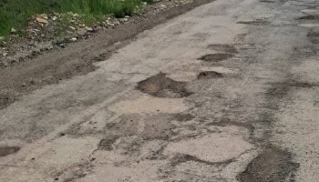 چاله‌های جاده شرام و خسارت به خودروها؛ مردم خواستار اقدام فوری شدند