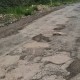 چاله‌های جاده شرام و خسارت به خودروها؛ مردم خواستار اقدام فوری شدند