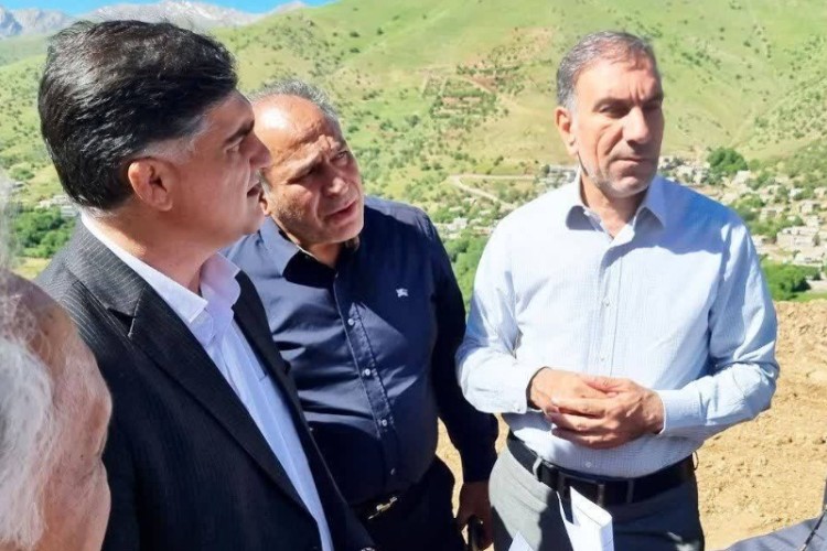 بازدید سرزده معاون عمرانی استانداری و فرماندار پاوه از سایت اجرایی کنارگذر پاوه؛