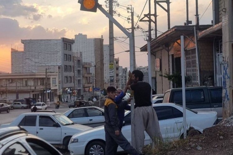نصب چراغ‌های چشمک‌زن در معابر شهر پاوه با هدف ارتقای ایمنی تردد