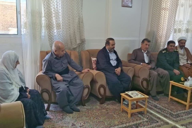 از دیدار جمعی از مسئولین با خانواده معظم شهدا در پاوه