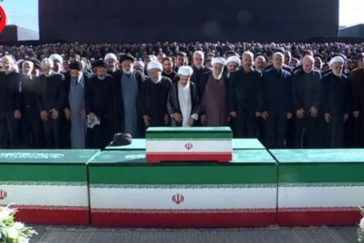 مصلای تهران محل تدفین قلوب مسلمین