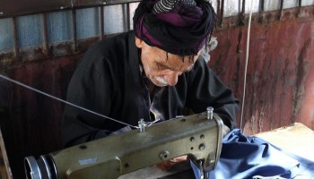 ۵ دهه خیاطی با چشمان نابینا / کاک علی ۹۴ ساله با خیاطی معروف شد