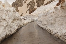 فیلمی از بازگشایی و عبور در تونل برفی گردنه تته 
