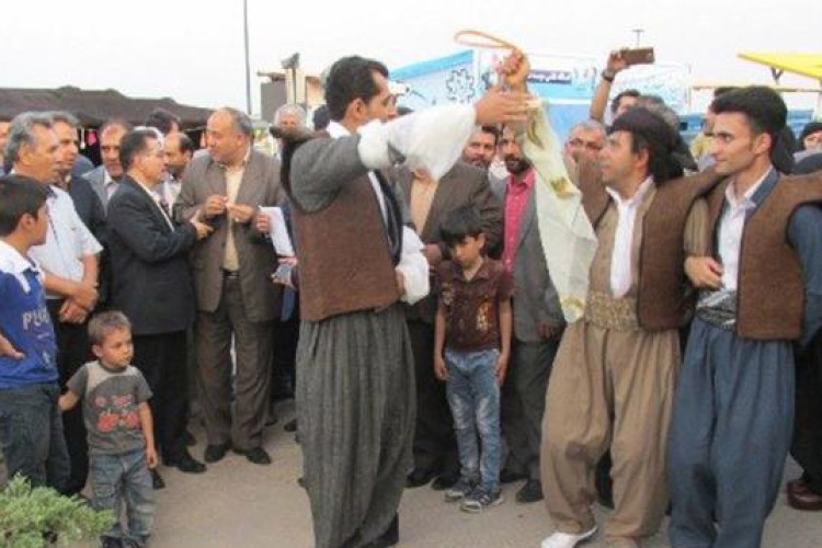 دریافت لوح تقدیر غرفه برتر اولین نمایشگاه اقوام ایرانی در ساوه توسط گروه نیک اندیشان باینگان