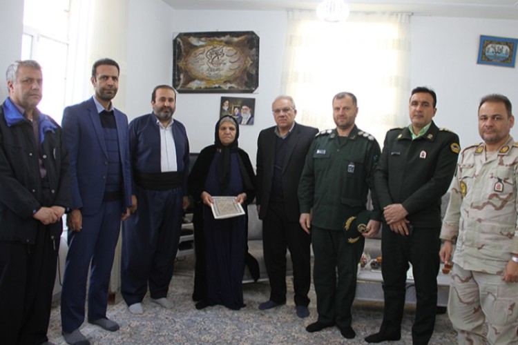 تجلیل از دو خانواده شهید ابراهیم قادری و صدیق علیمرادی در پاوه+تصاویر