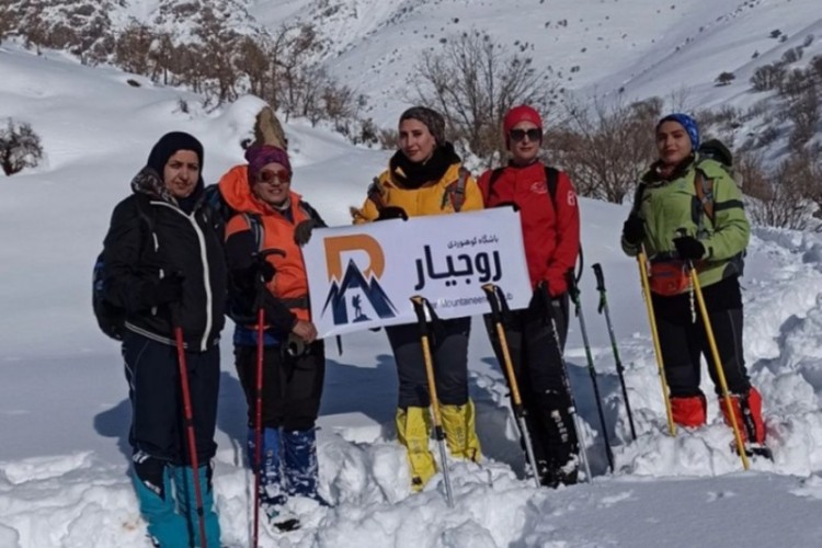 عاشقان کوهنوردی در برف را با بانوان پاوه ببینیم/ کوهنوردی باشگاه روجیار پاوه در برف و یخ