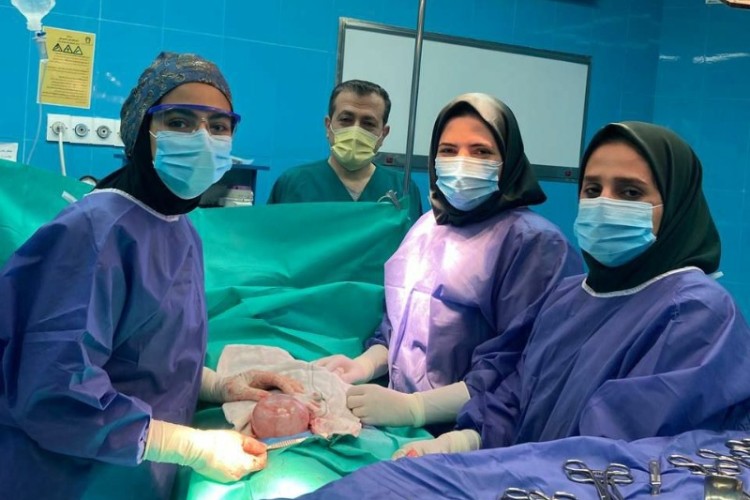 خارج کردن کیست تخمدان ۱۰ سانتی متری توسط تیم جراحی زنان و زایمان بیمارستان قدس پاوه