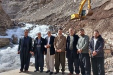 آغاز عملیات لایروبی و ساماندهی چشمه سفیدآب با پیگیری بخشدار باینگان