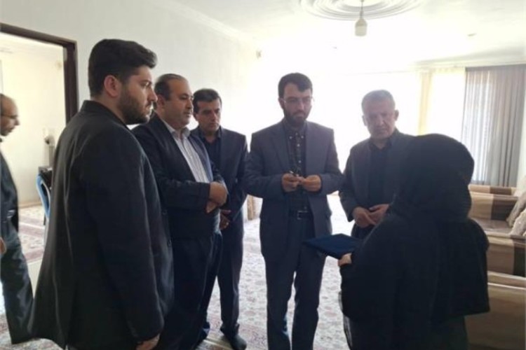 دیدار رئیس مرکز بازرسی، ارزیابی عملکرد و ارتباطات مردمی وزارت کار با خانواده شهدای جنگ رمضان/ خود را مدیون و وامدار شهدا می دانیم