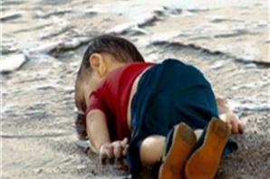 کودک 3 ساله‌ای که جهان را از مرگ بیش از 2000 آواره سوری باخبر کرد/ شهروندي كه فرزندش را به احترام اين كودك آيلان ناميد+تصوير