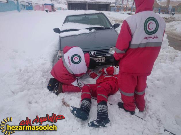  امدادرسانی به 100 خودرو گرفتار در برف+تصاویر