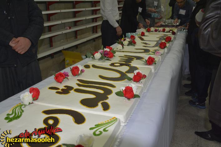 توزیع کیک ۵ متری به مناسبت میلاد پیامبر گرامی اسلام(ص)در مسجدجامع پاوه+عکس