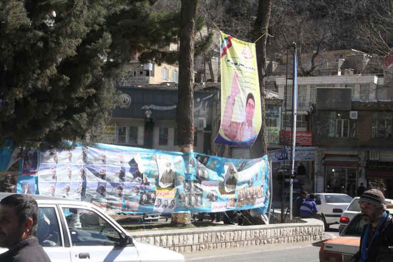 بررسی روش‌های تبلیغات انتخاباتیِ نامزدهای مجلس شورای اسلامی/از دادن شام های سنگین به مردم تا وعده های حل مشکلات آنان