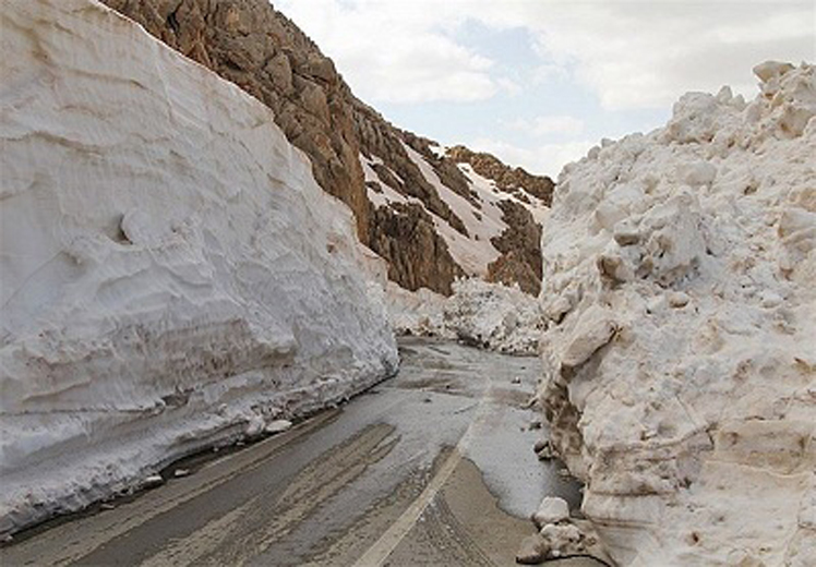 تا پایان حوزه استحفاظیه شهرستان پاوه در گردنه تته برف روبی شده است