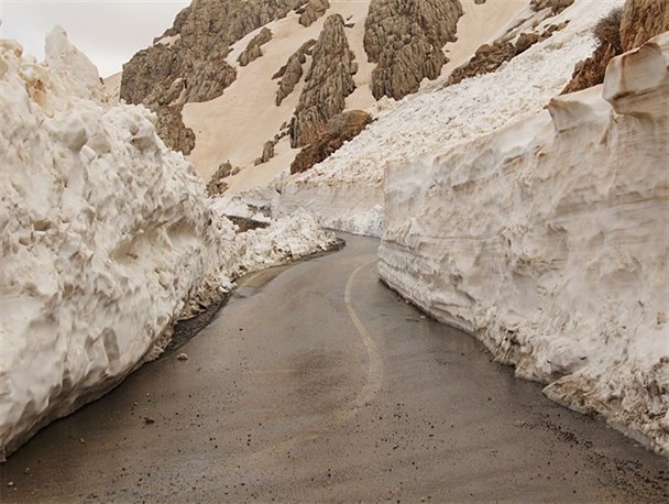 فیلمی از بازگشایی و عبور در تونل برفی گردنه تته فیلمی از بازگشایی و عبور در تونل برفی گردنه تته