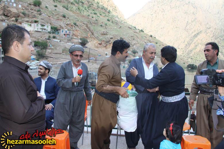 حامی بی ادعا، پیش قدم در ورزش/اهدای وسایل ورزشی به جوانان توسط یک خیر در روستای هجیج