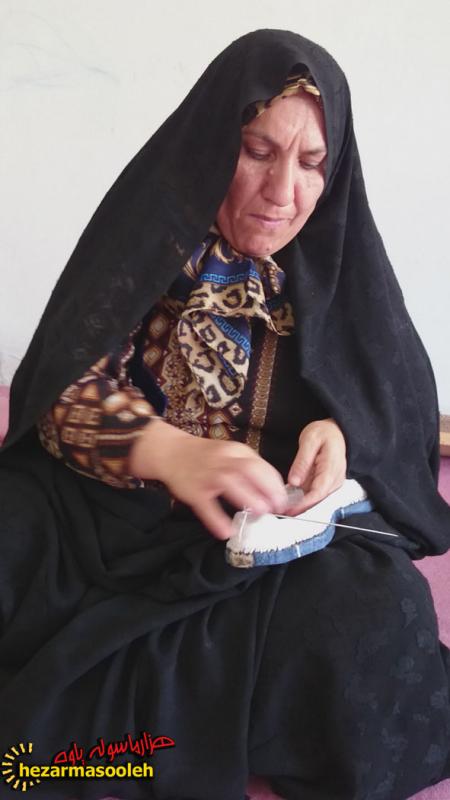 گیوه بافی نمادی از تجلی اقتصادی مقاومتی در پاوه توسط بانوان این شهرستان