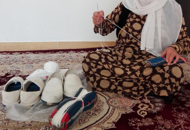 وقتي اقتصاد مقاومتي به احياي صنعت قديمي "گیوه بافي" مي پردازد