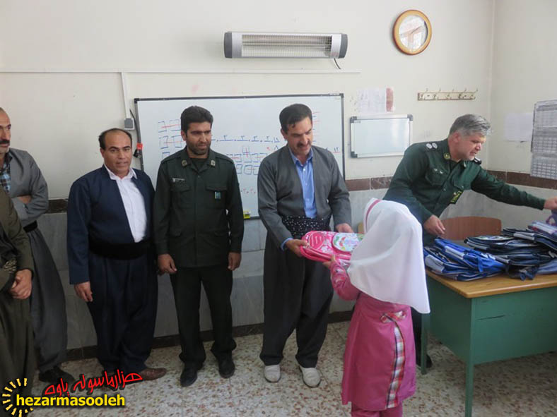 اهدای لوازم‌ مدرسه به دانش‌آموزان بی‌بضاعت منطقه نوسود با همت سپاه ناحیه پاوه