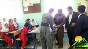 فعالان جامعه دانشجویی روستای دشه فرارسیدن سال تحصیلی جدید را با تقدیم هدایایی به دانش آموزان تبریک گ